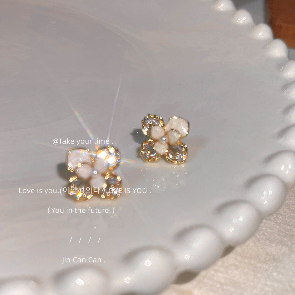Boucles d'oreilles plaquées aiguille en argent avec micro incrustation de zircons