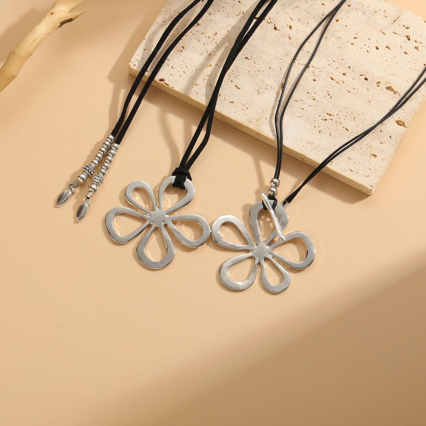 Hohle große Blumen-künstlerische Retro-Persönlichkeits-Halsketten