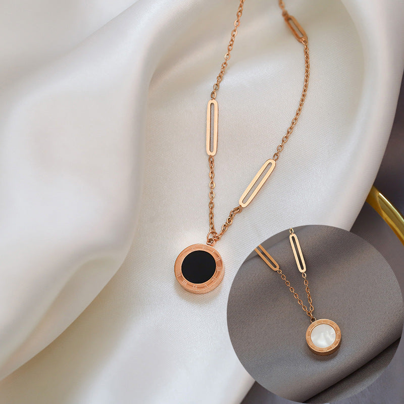 Colliers romains design double face noir et blanc pour femmes