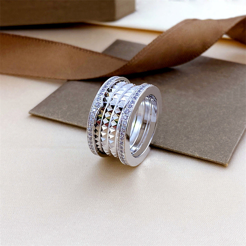 Herren-Frühlingsring mit Diamant auf beiden Seiten. Kleine Ringe