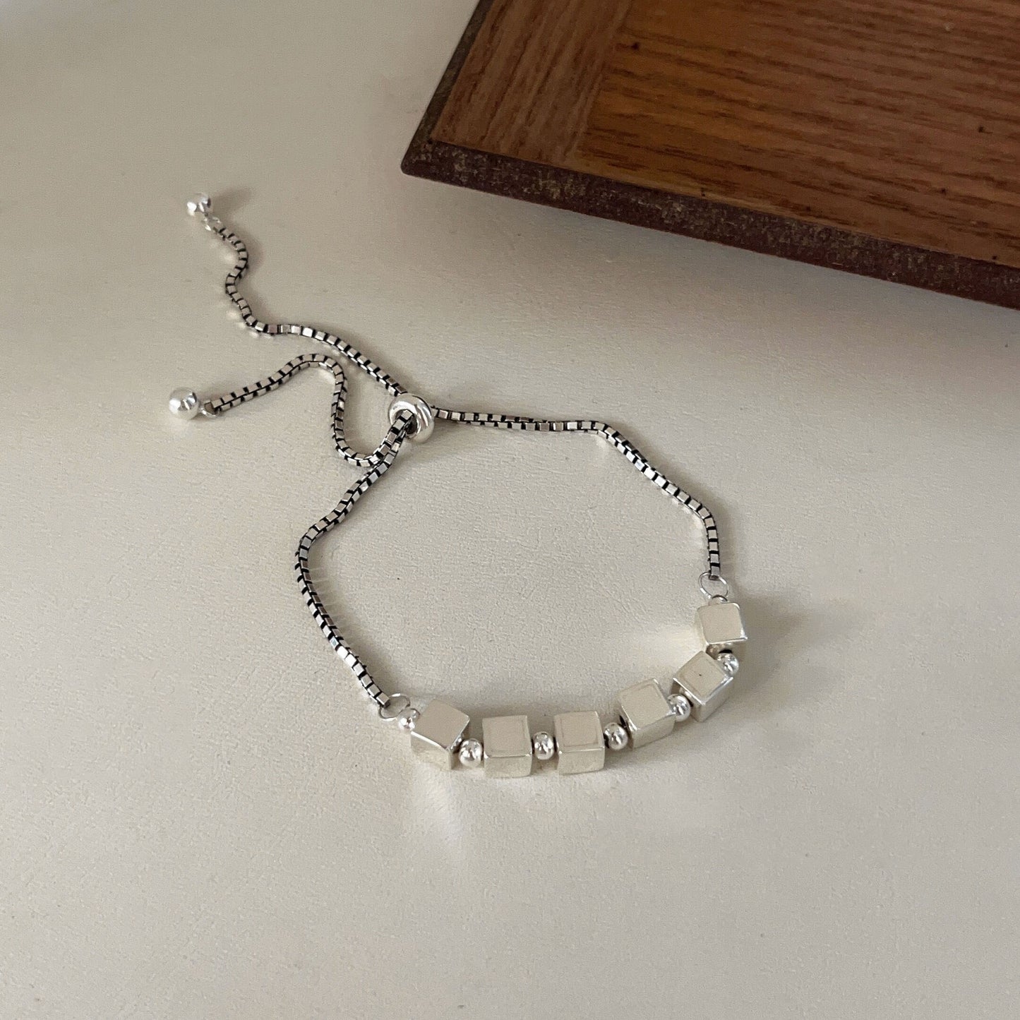 Einfache, hochwertige und elegante Armbänder für Damen im Nischendesign