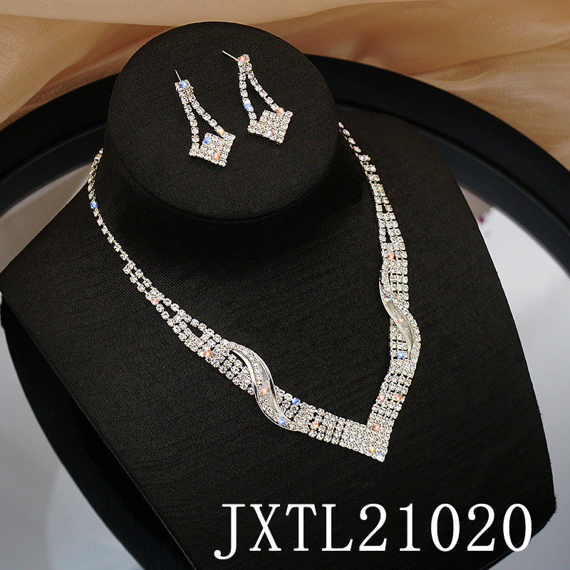 Colliers simples avec strass super flash et plein de diamants