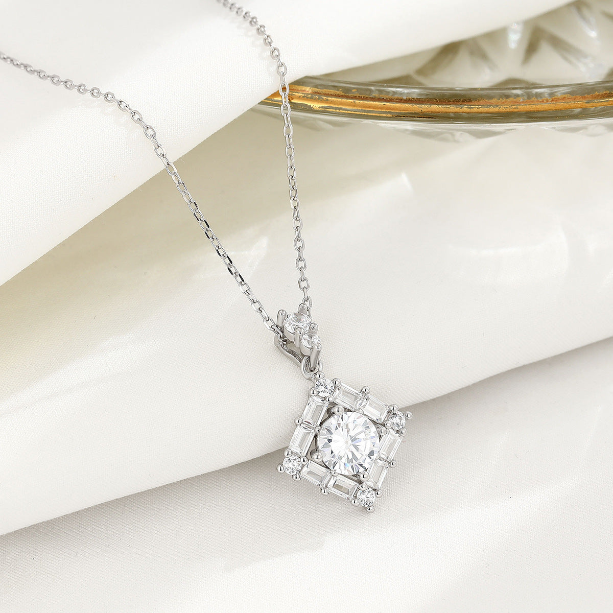 Colliers d'ornement de haute qualité de tempérament de Niche carrée de diamant des femmes