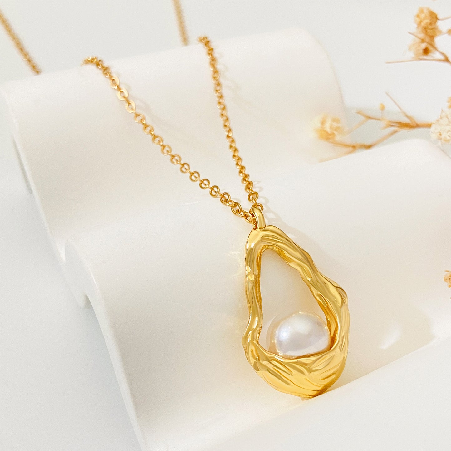 Colliers personnalisés avec pendentif panier de fleurs en perles incrustées