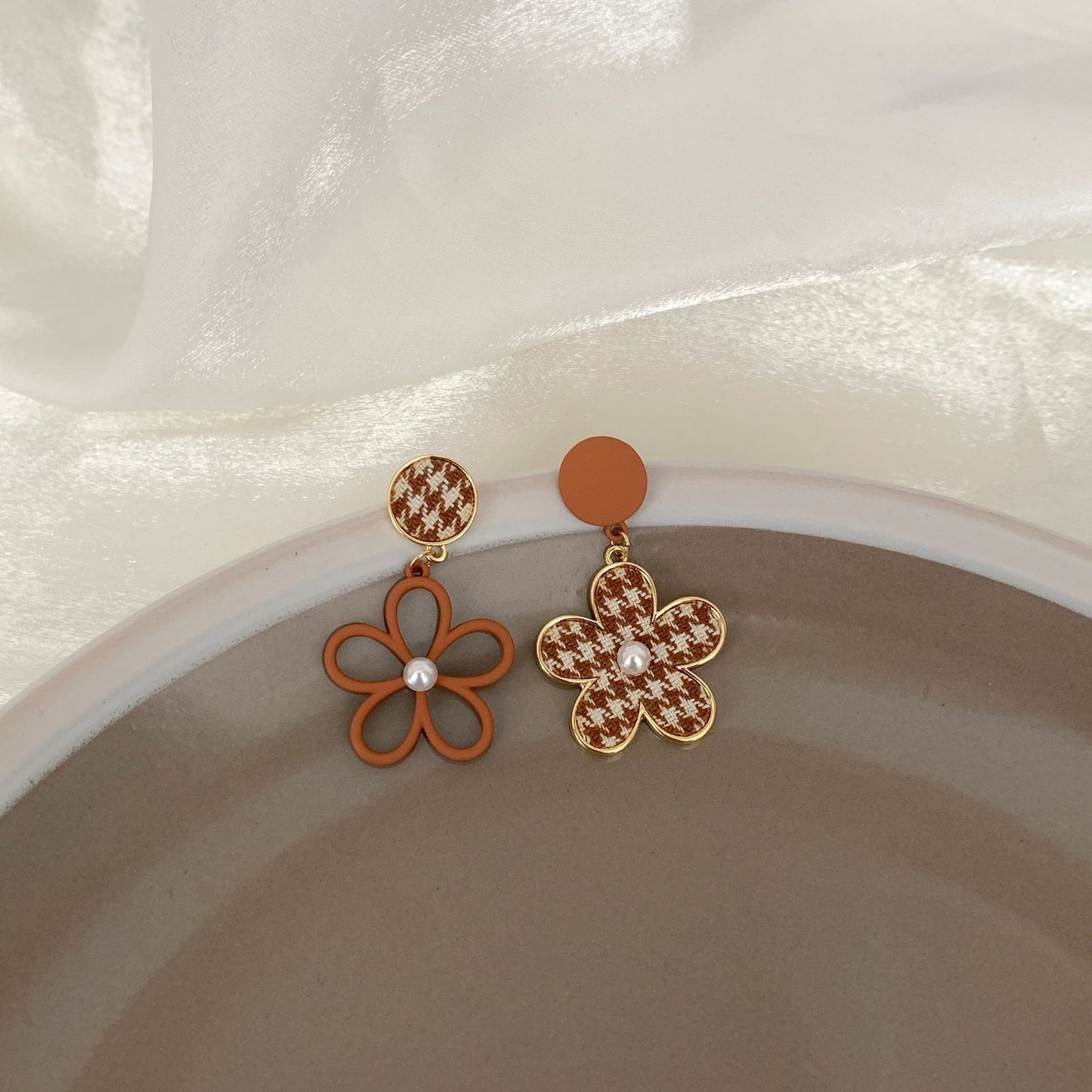 Sier Needle Flower Brown Sweater Matching Earrings