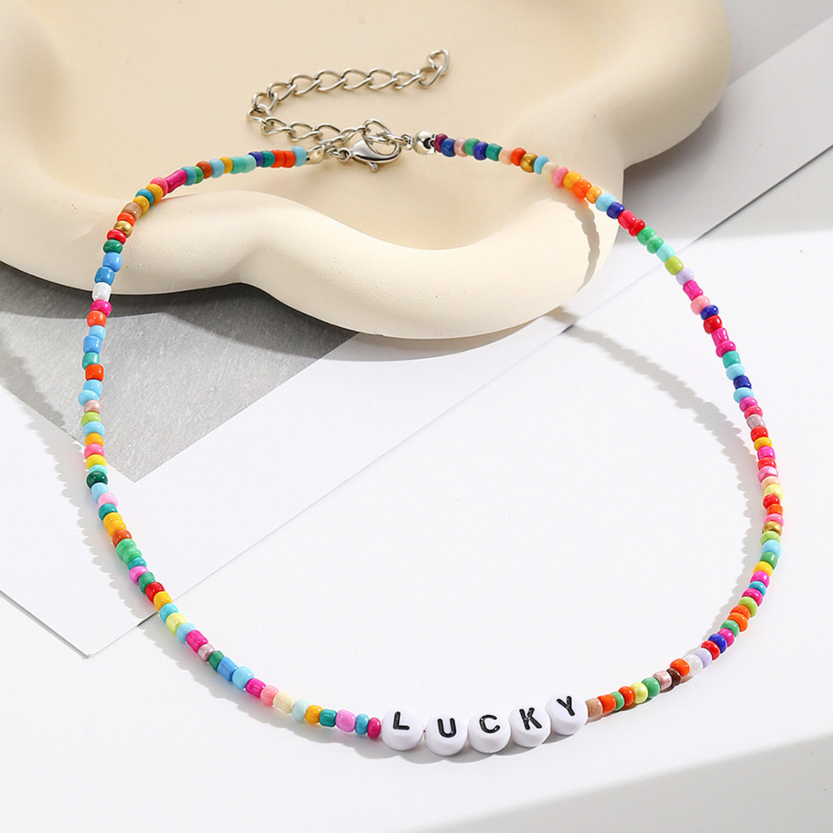 Colliers de perles de couleur exquises avec lettres d'ornement d'été