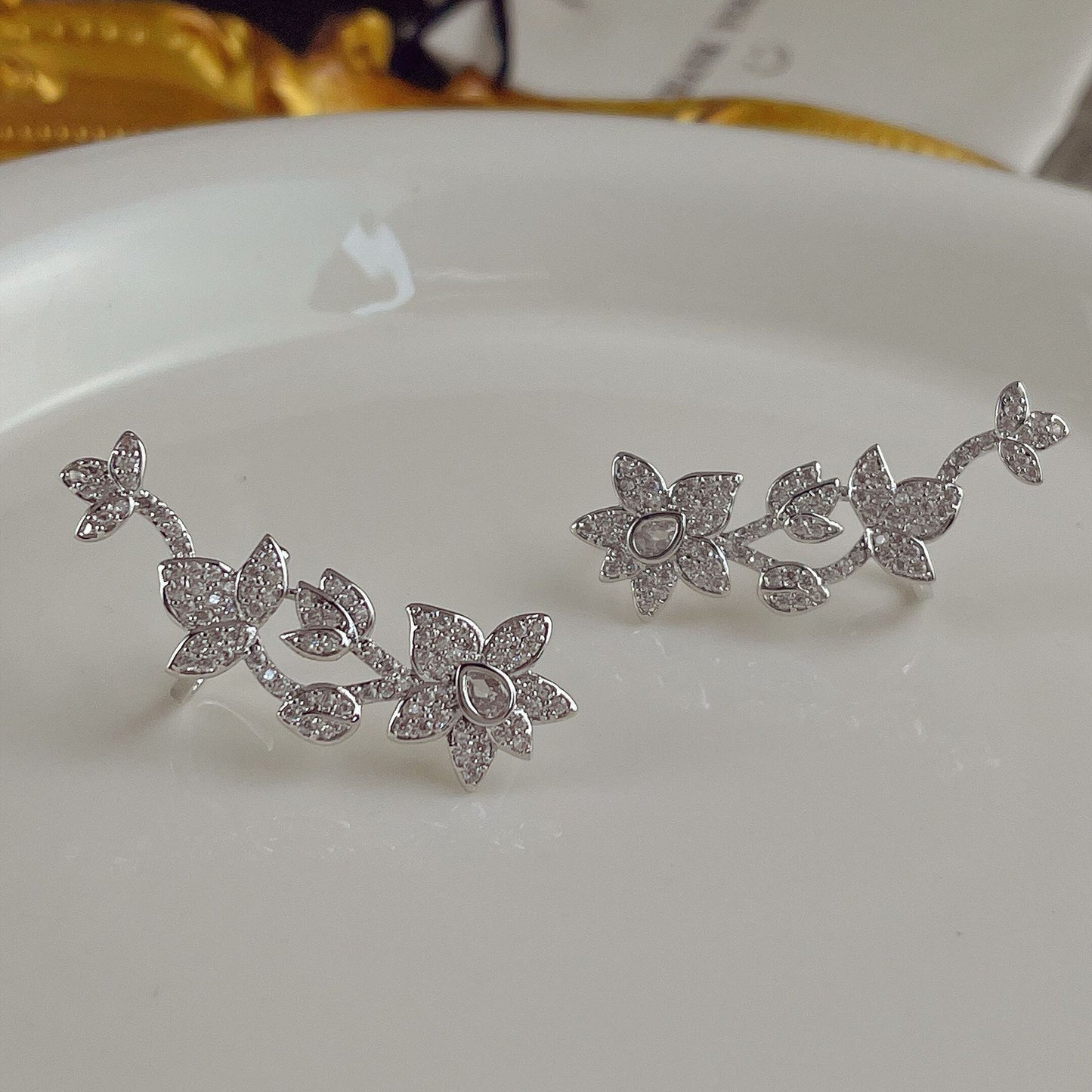 Yang Exquisite Flower Ear Clip One-piece Earrings