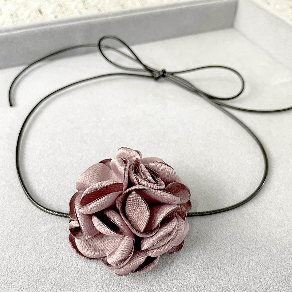 Colliers artistiques courts avec fleur de camélia, rose d'été