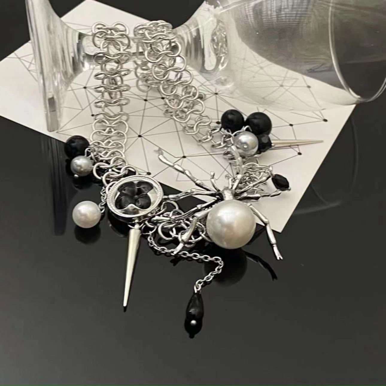 Der coole, heiße Perlen-Spinnenknopf für Damen für Retro und Halsketten