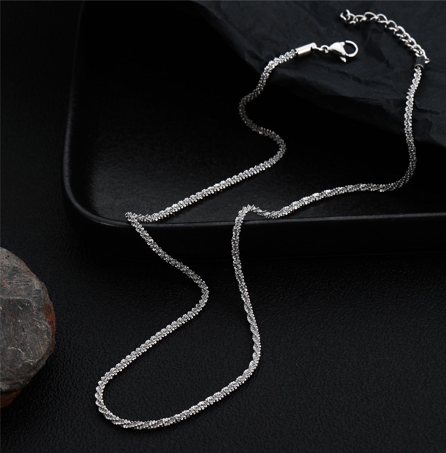 Chaîne féminine légère, colliers scintillants de luxe minoritaires