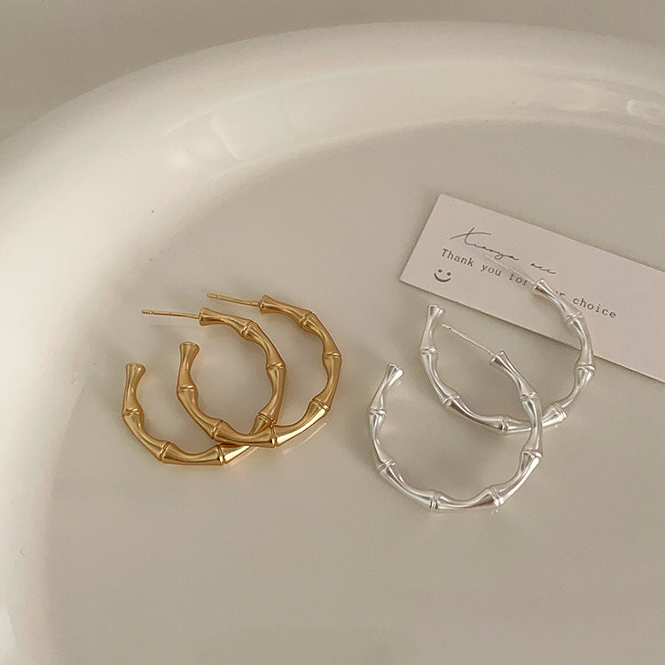 Nischen-Retro-Persönlichkeit und Ringe für Damen mit Sinn für Design