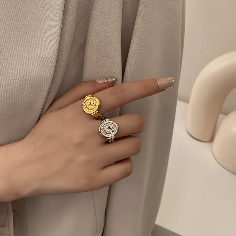 Porträt elegante runde offene Goldschmuckringe