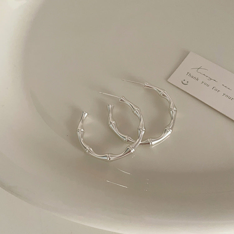 Nischen-Retro-Persönlichkeit und Ringe für Damen mit Sinn für Design