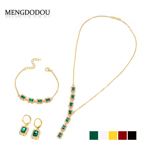 Costume de pierres précieuses de couleur émeraude carrée avec strass, colliers jaunes et roses