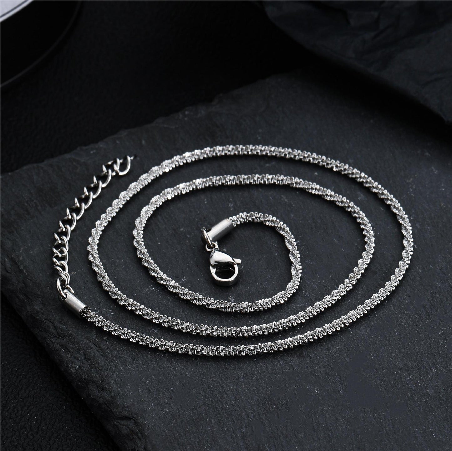 Chaîne féminine légère, colliers scintillants de luxe minoritaires