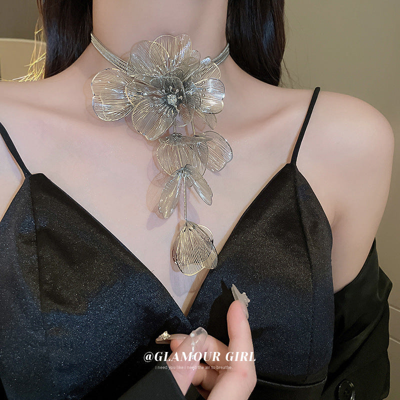 Colliers de luxe de haute qualité avec pampilles de fleurs en diamant, lumière chaude exagérée