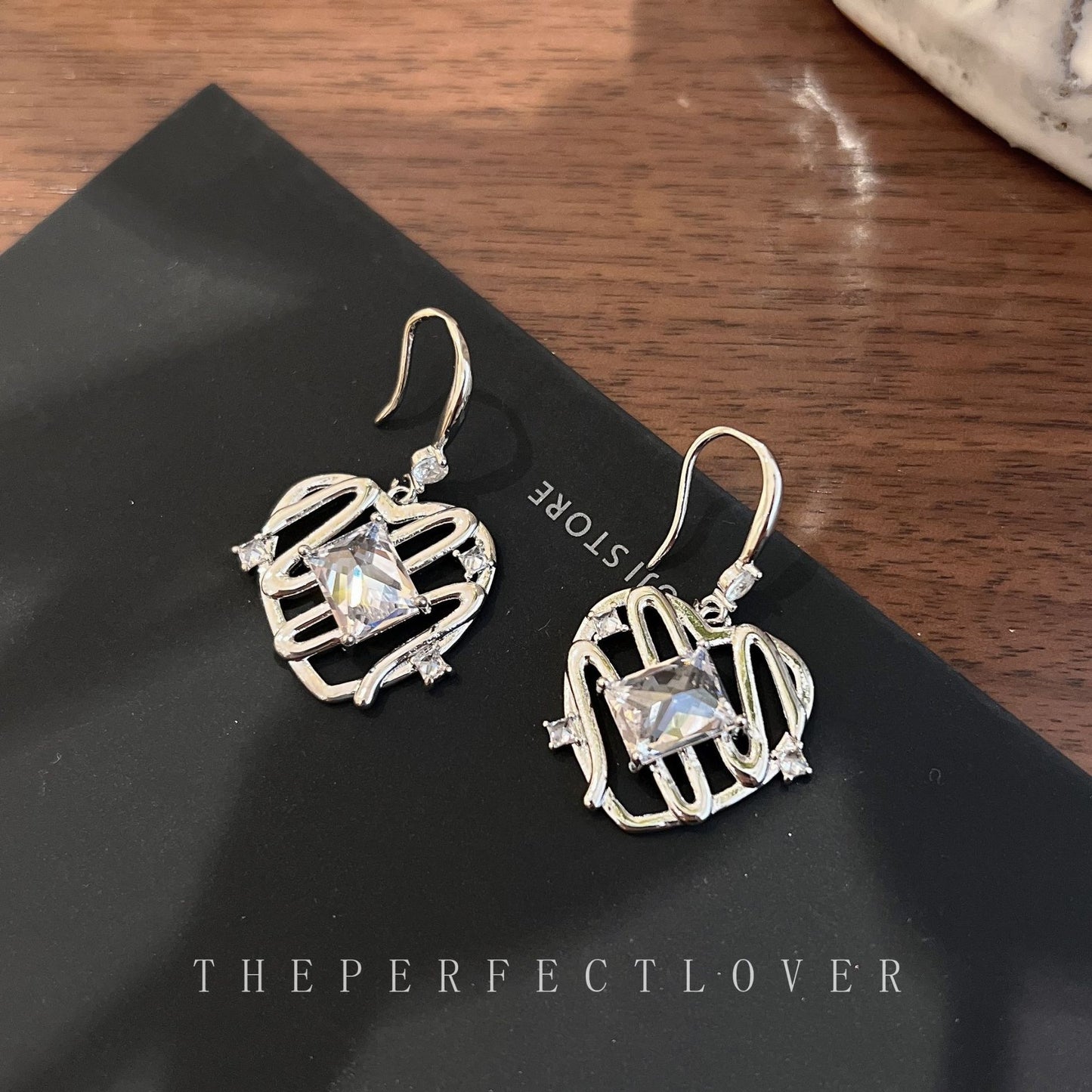 Damenmode-Liebesherz-Licht-Luxus-Temperament-Ohrringe