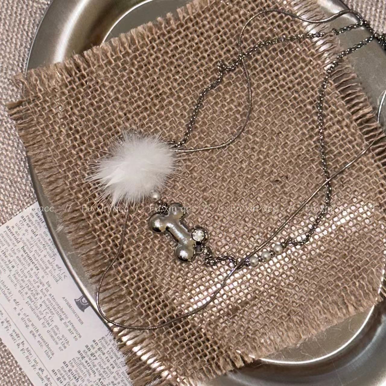 Einfache Halsketten mit kleinen Knochen und Fellknäueln für Damen im Nischendesign