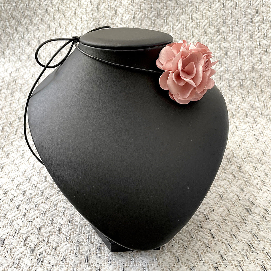 Colliers artistiques courts avec fleur de camélia, rose d'été