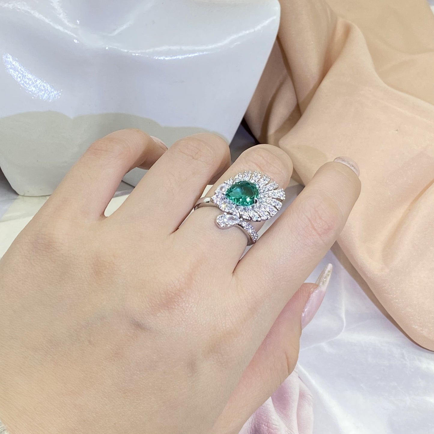 Gems Light Luxury High-grade Green Grandmother Peacock Tail Rings