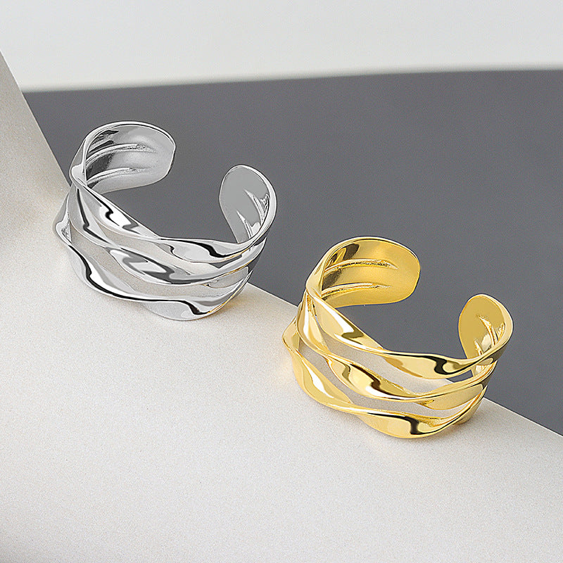 Verdrehte offene weibliche Ringe im kalten Stil