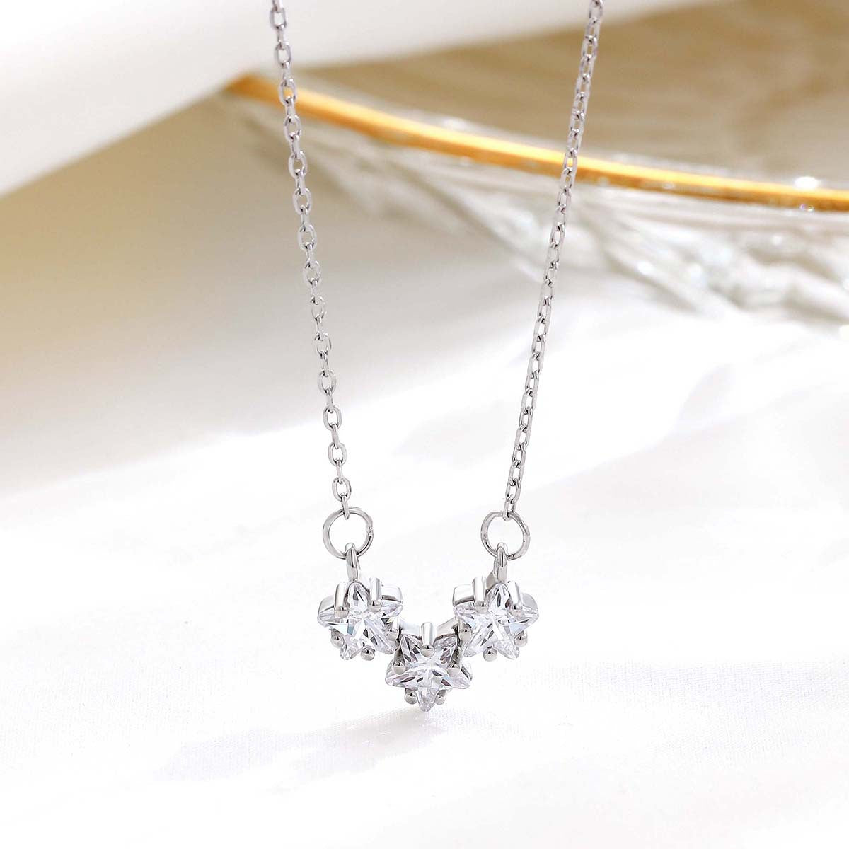 Sier Red Diamond Five-Pointed Star Light Luxus-Minderheitshalsketten