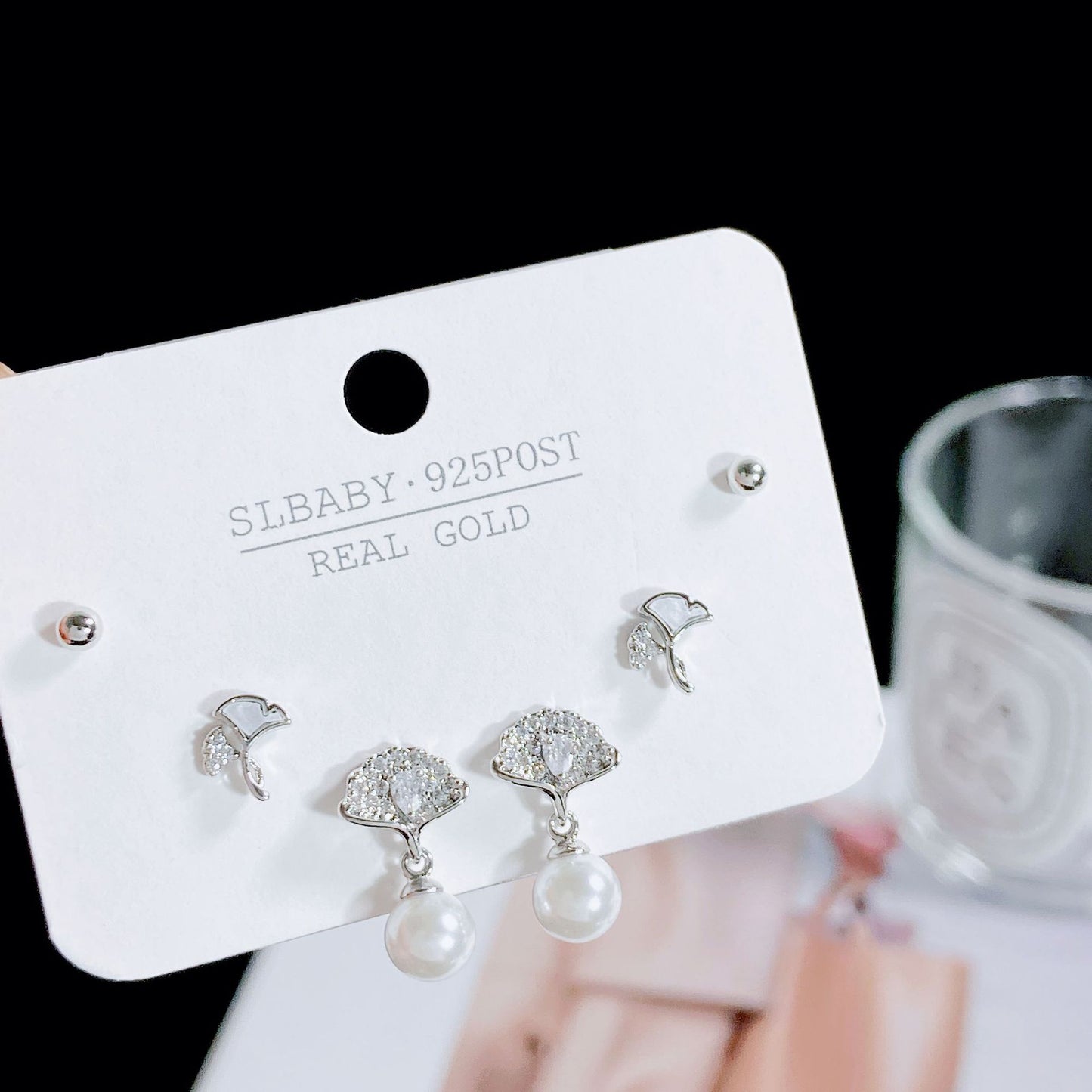 Eine Karte, drei Paar Sier-Nadel-Ohrringe