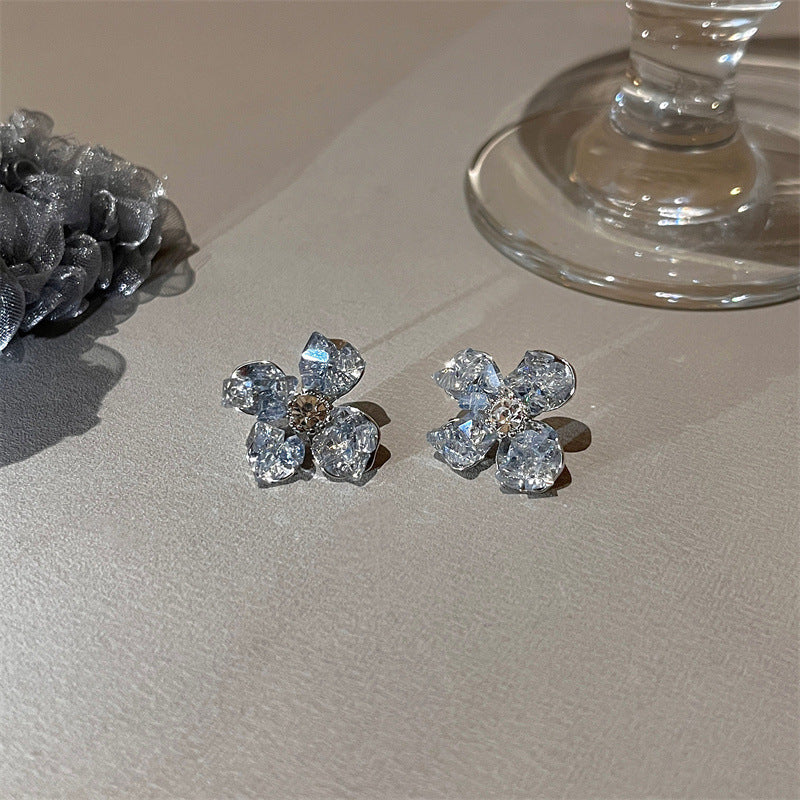 Damen-Blumen-Licht-Luxus-Hochwertige Silbernadel-Niche-Mori-Ringe