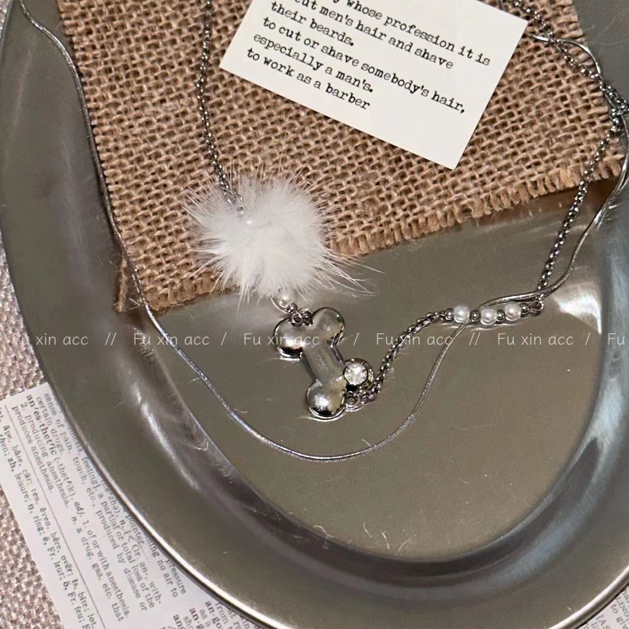 Einfache Halsketten mit kleinen Knochen und Fellknäueln für Damen im Nischendesign