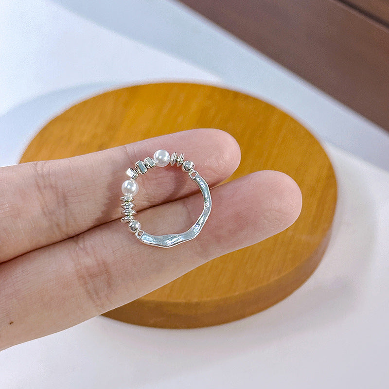 Einfache und unregelmäßige, modische hohe Ringe aus Silberperlen