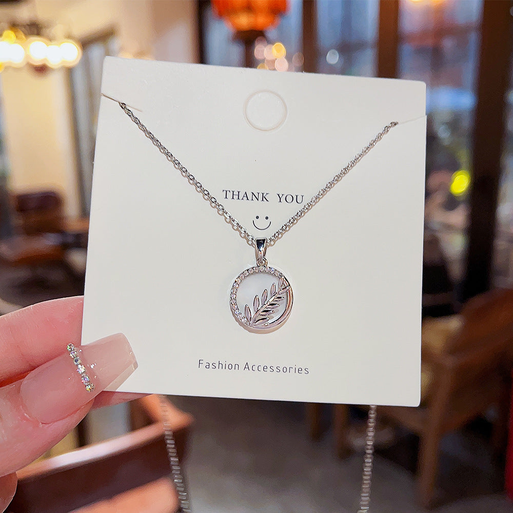 Colliers à pendentif simples de style polyvalent rond de feuilles pour femmes