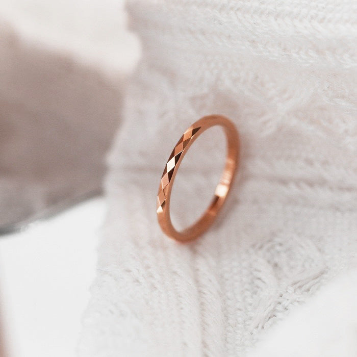 Glänzende, prismatische, schlichte, hochwertige Ringe für Frauen im kalten Stil