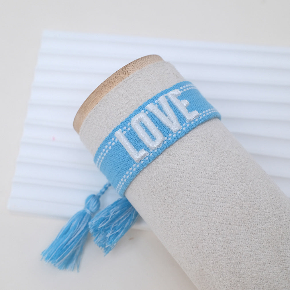 Armbänder mit Buchstaben-Stickerei und böhmischen Quasten