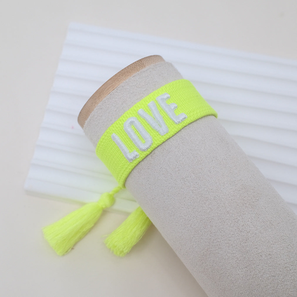 Armbänder mit Buchstaben-Stickerei und böhmischen Quasten