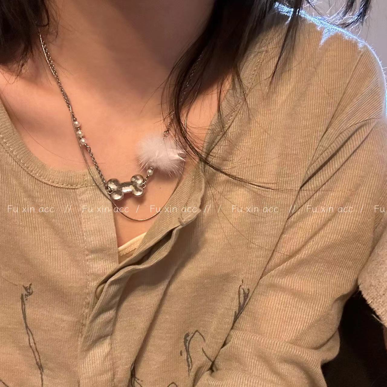 Einfache Halsketten mit kleinen Knochen und Fellknäueln für Damen im Nischendesign