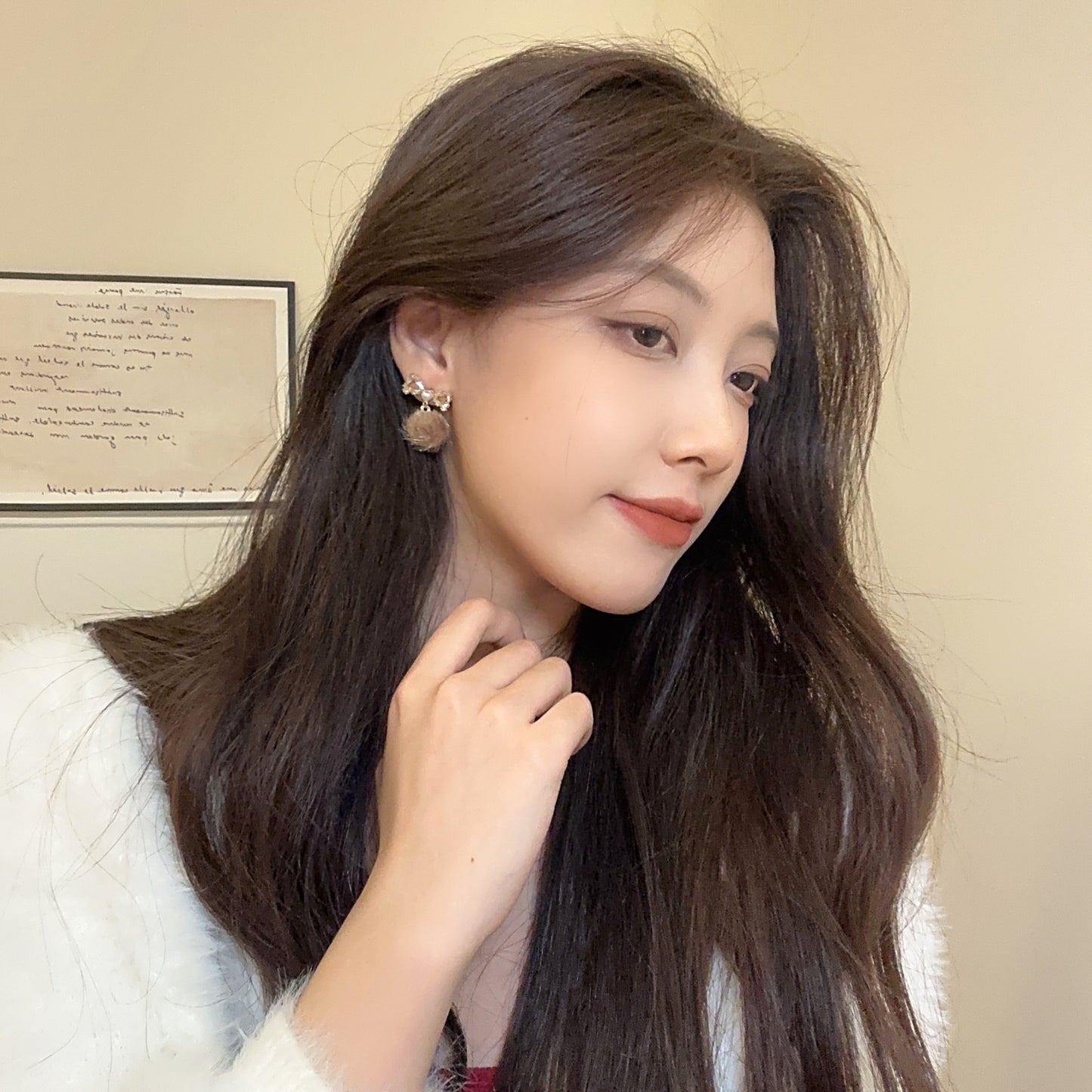 Women's Sier Needle Plush Fluffy Balls Fashionable Earrings
