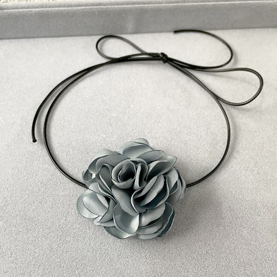 Colliers artistiques courts avec fleur de camélia, rose d'été