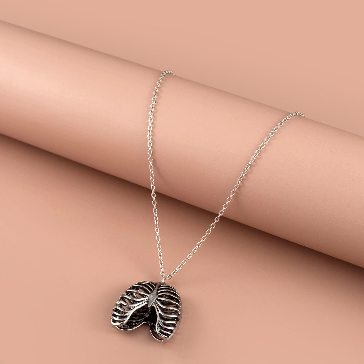 Colliers gothiques avec pendentif en forme de cœur en métal, chaîne de clavicule