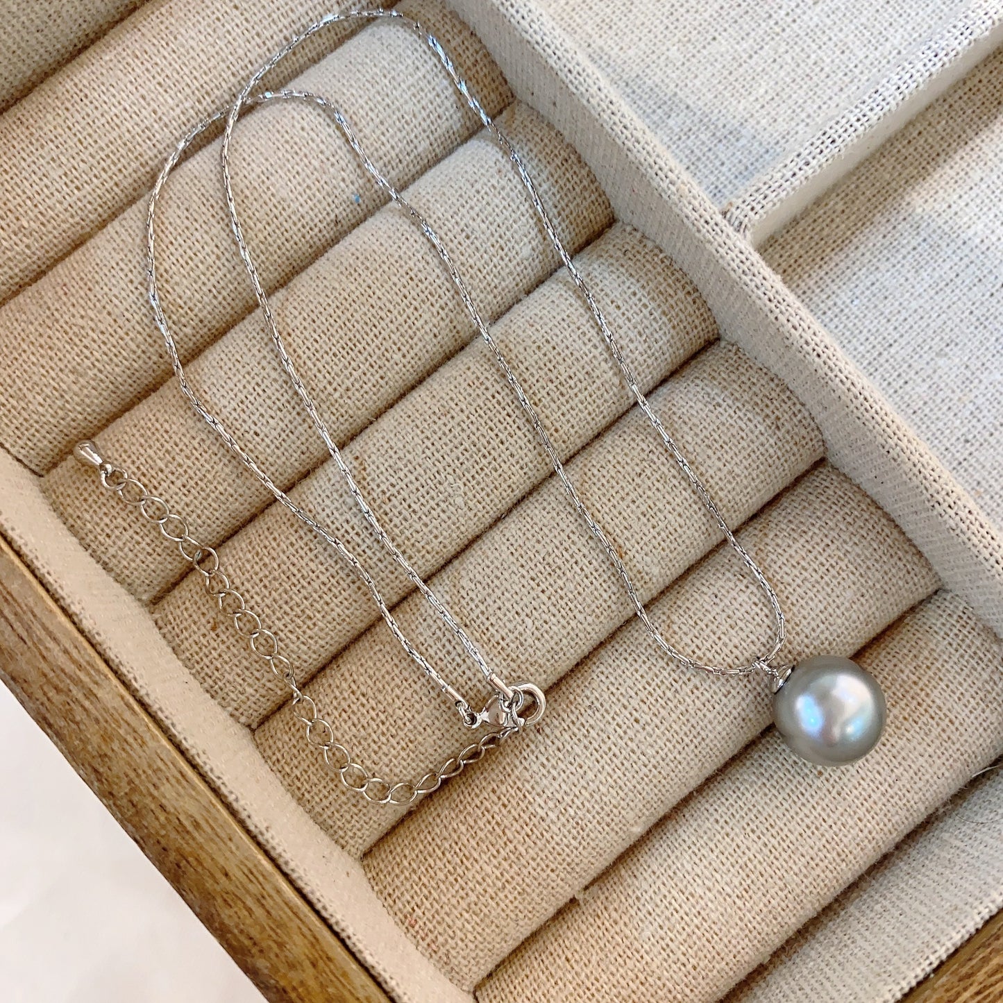 Colliers minimalistes avec pendentif en perles et chaîne plaquée or