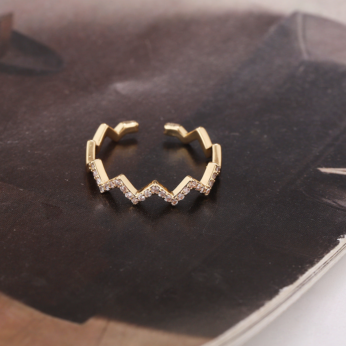 Single-layer Wave Z-shaped Micro Inlaid Zircon Temperament Rings