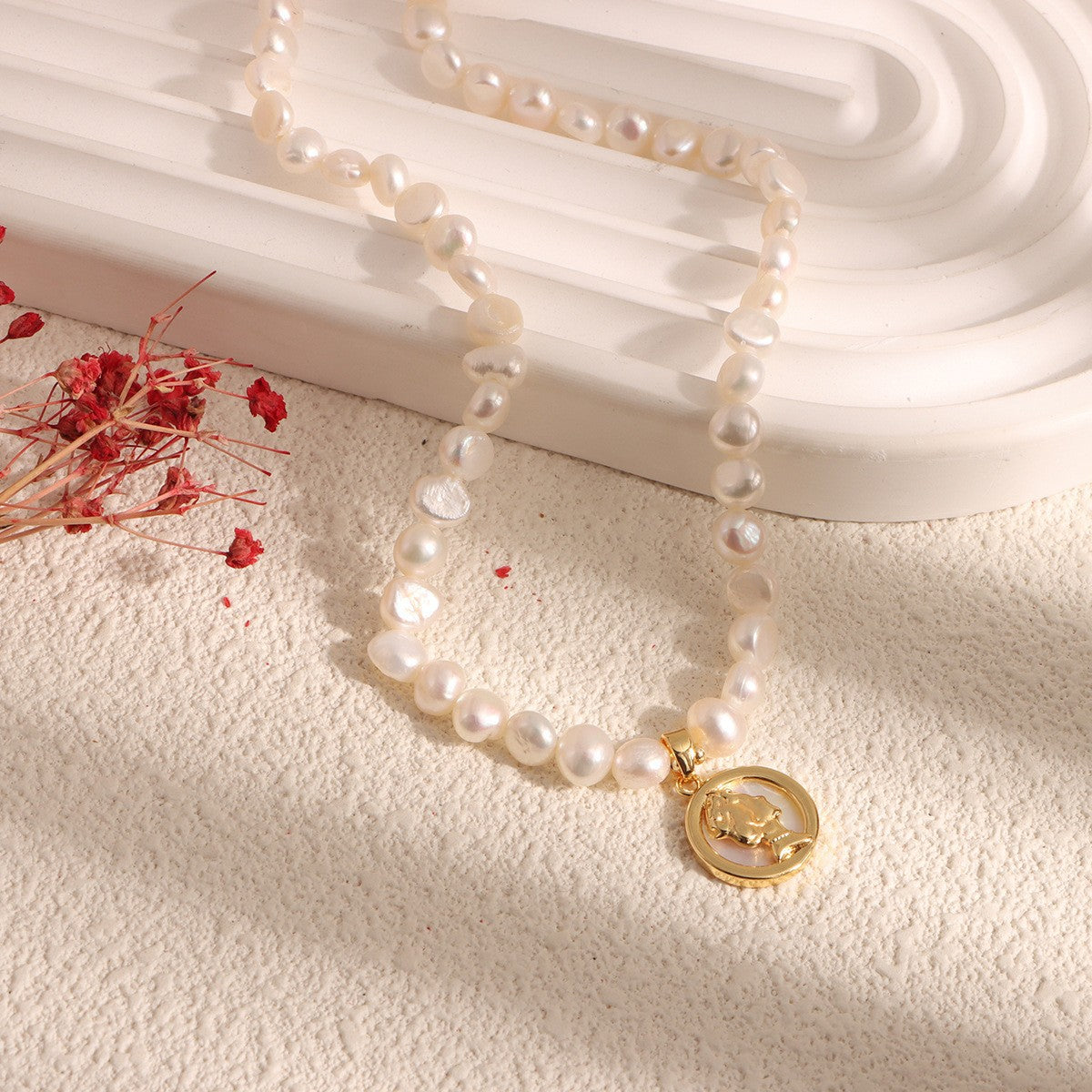 Women's Pearl French Retro Simple Graceful Elegant Necklace