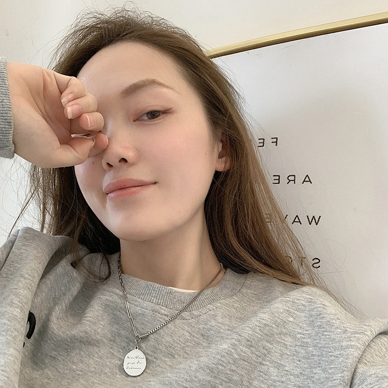 Colliers à chaîne personnalisés simples Hip Hop en acier inoxydable avec lettres rondes pour femmes