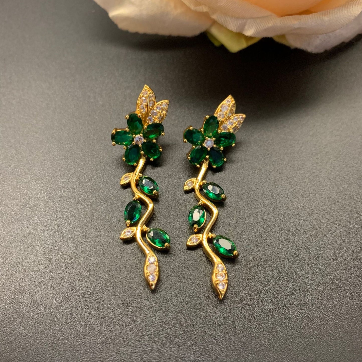 Nadelnische, bunte Blumen, die farbige Ohrringe modellieren