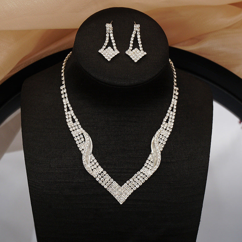 Colliers simples avec strass super flash et plein de diamants