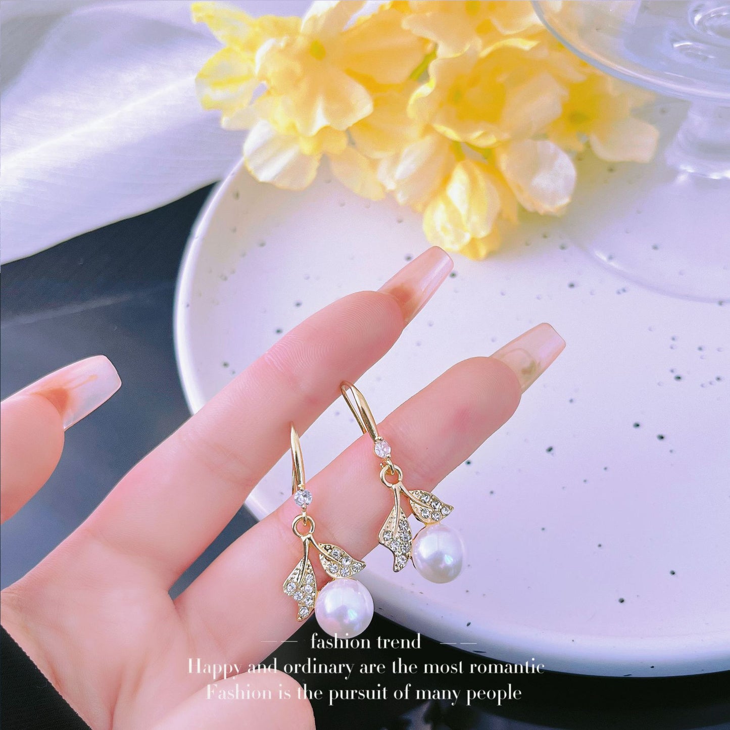 Luxury Full Diamond Leaf Pearl Ear Hook Fashion Dignified Earrings
