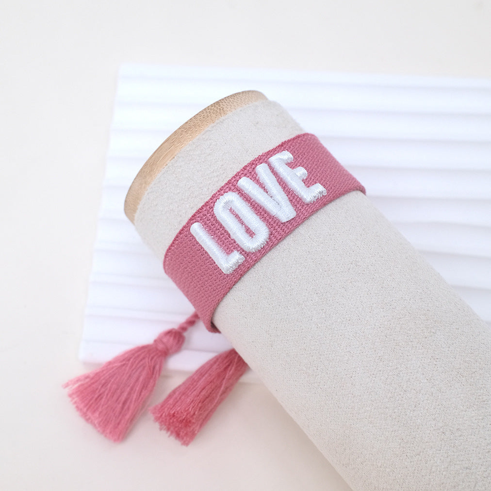 Armbänder mit Buchstaben-Stickerei und böhmischen Quasten