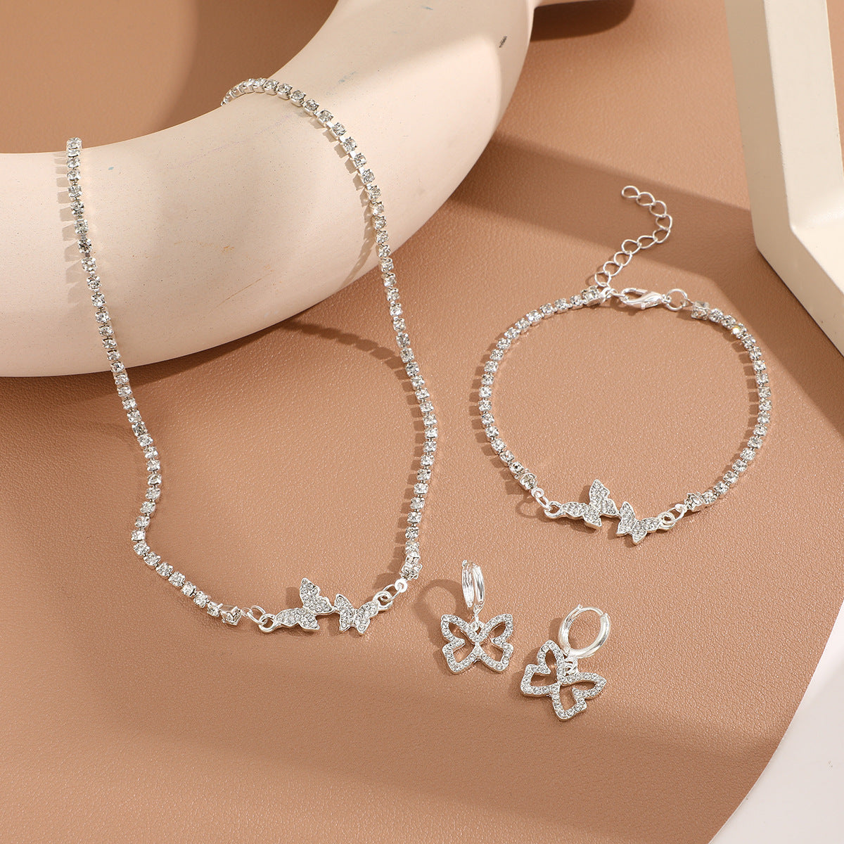 Colliers créatifs avec pendentif papillon en strass incrusté, bijoux