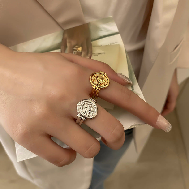 Porträt elegante runde offene Goldschmuckringe