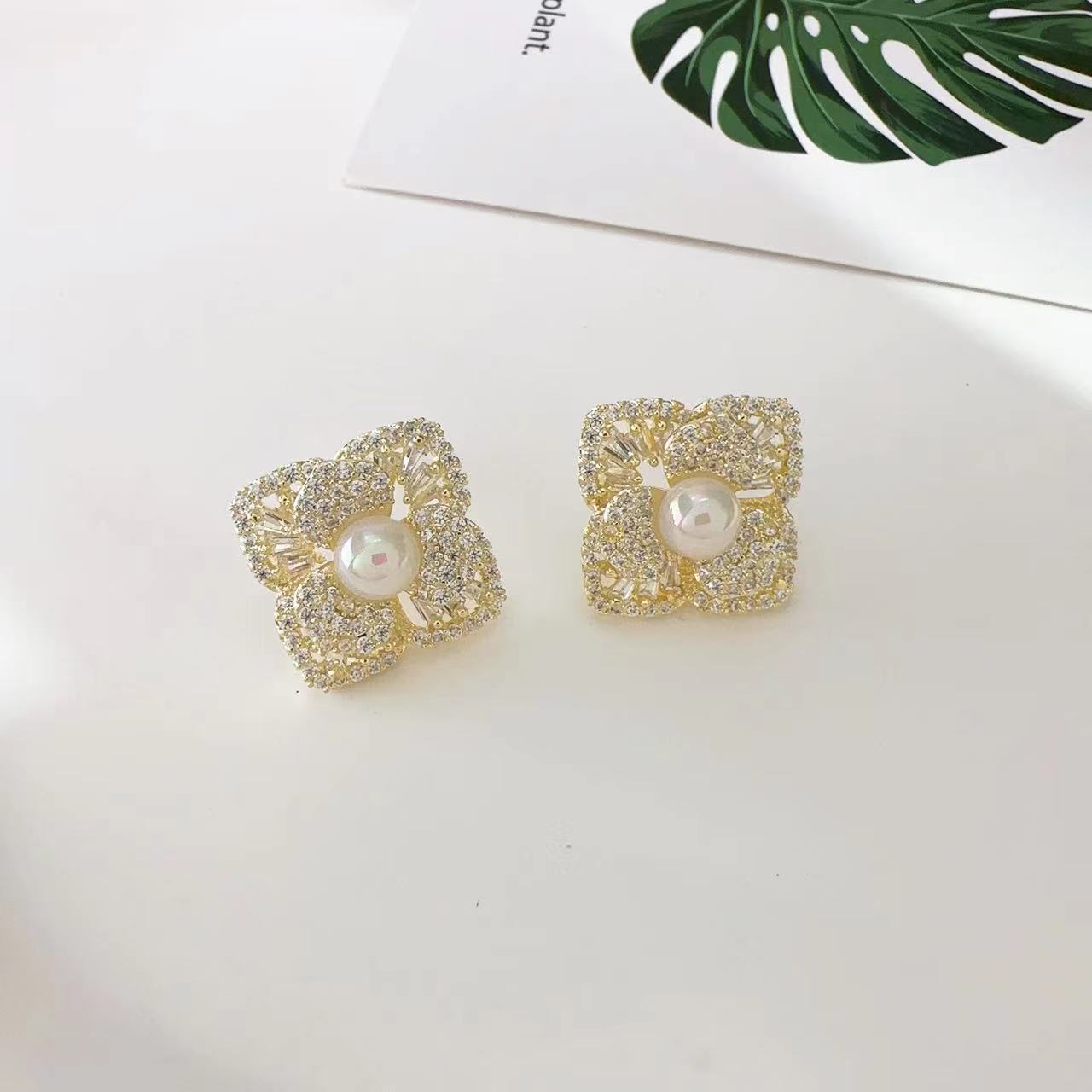 Women's Exquisite Geometric Square Inlaid Zirconium Pearl For Design Rings