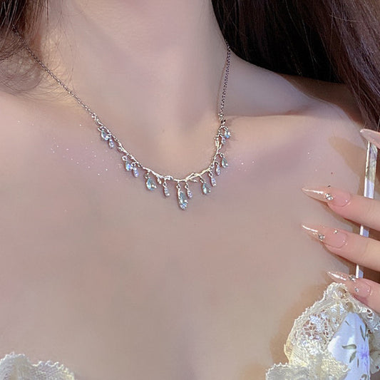 Colliers de personnalité féminine avec pompon en forme de gouttes d'eau en Zircon